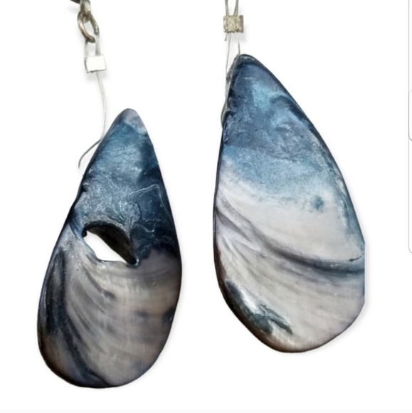 VINTAGE IRRIDESCENT BLUE ABALONE SHELL BOHO DROP HOOK EARRINGS - Picture 2 of 3